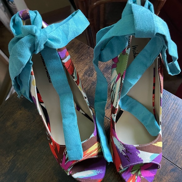 Colorful Peep-Toe Heels with Blue Accents - Picture 3 of 7